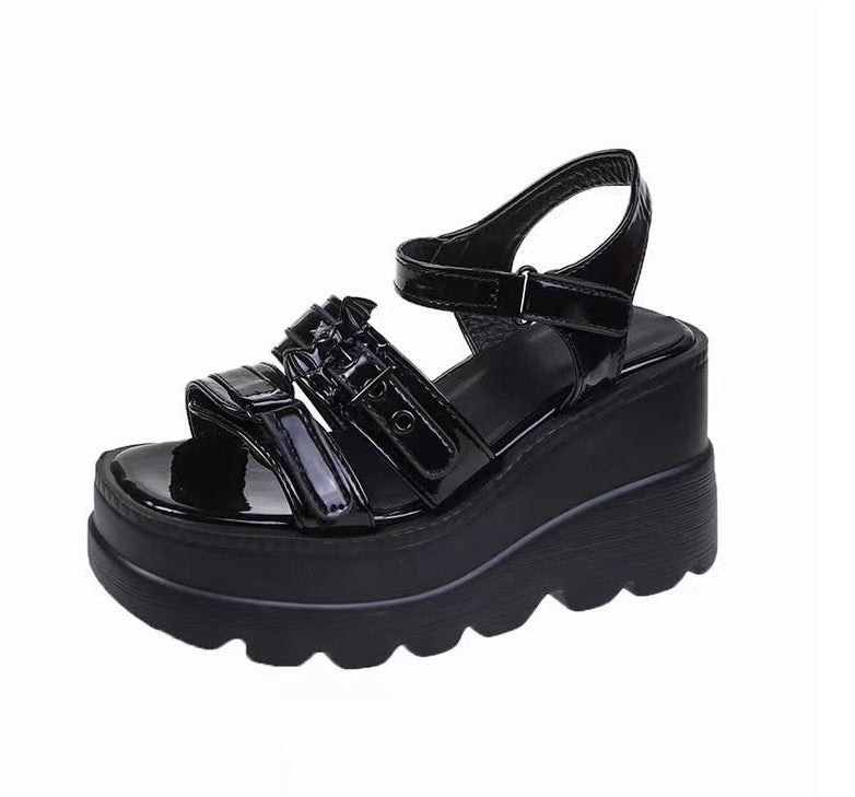 Keilsandalette mit Riemenschnalle | LuxeStyle