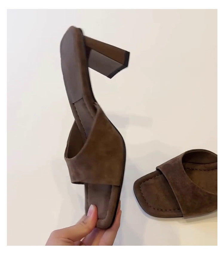 Elegante Nubuk-Sandalen mit Blockabsatz