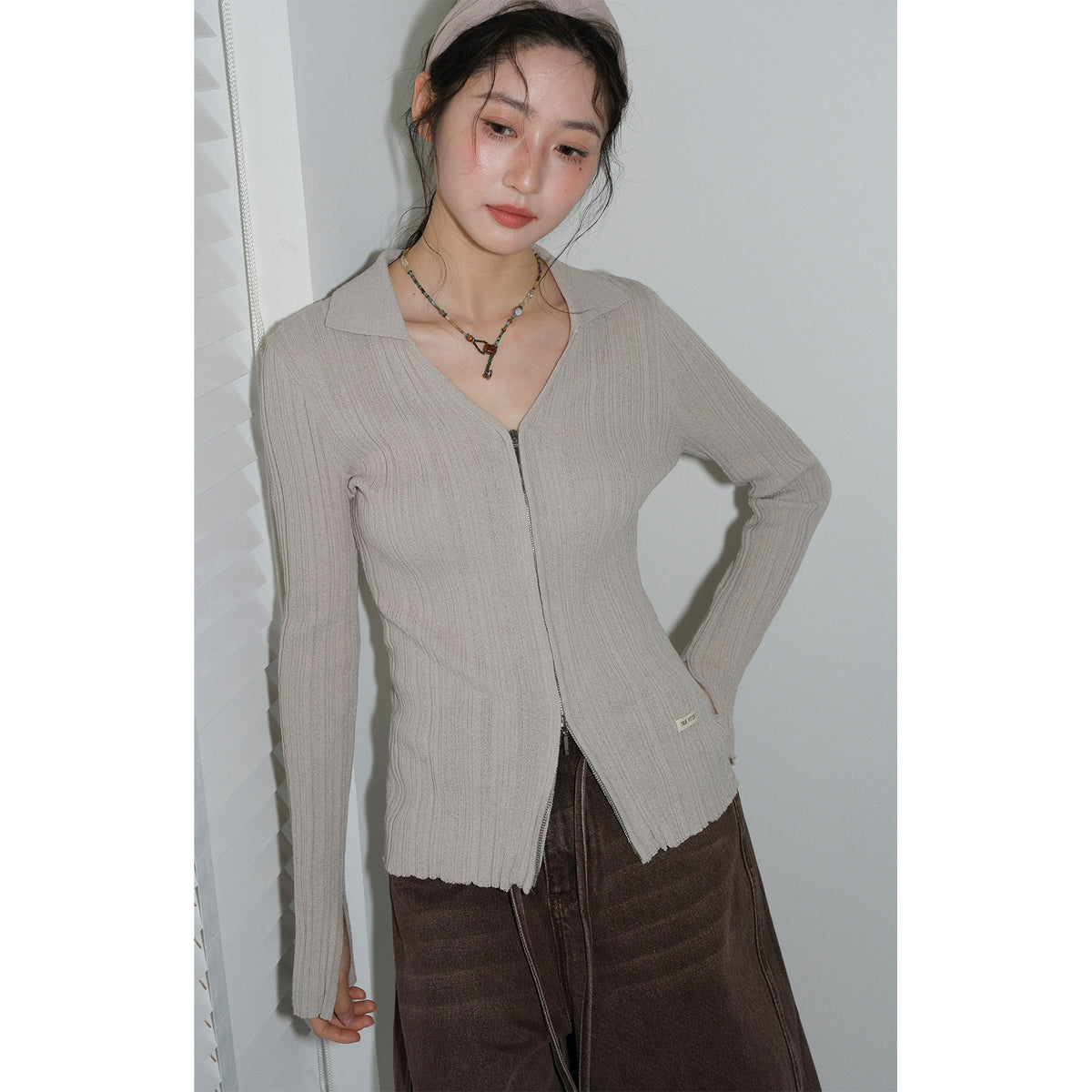 Strickshirt mit V-Ausschnitt und Reissverschluss – Bild 5 | LuxeStyle