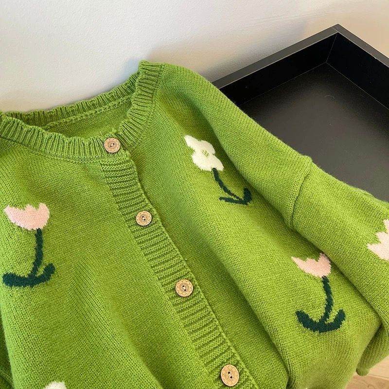 Grüner Strick-Cardigan mit Blumenmuster