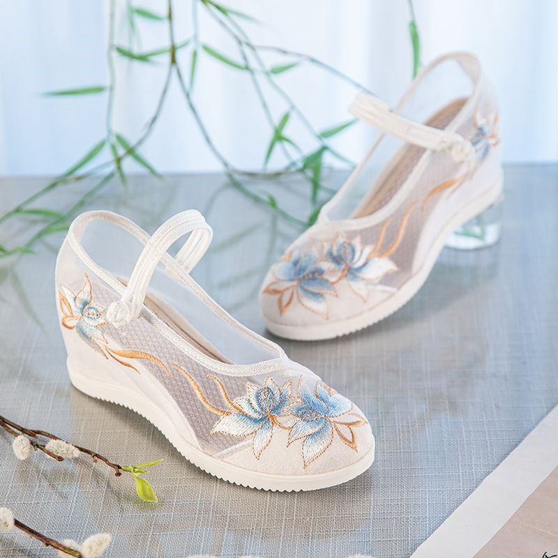 Bestickte Sommer-Mesh-Sandalen mit Keilabsatz