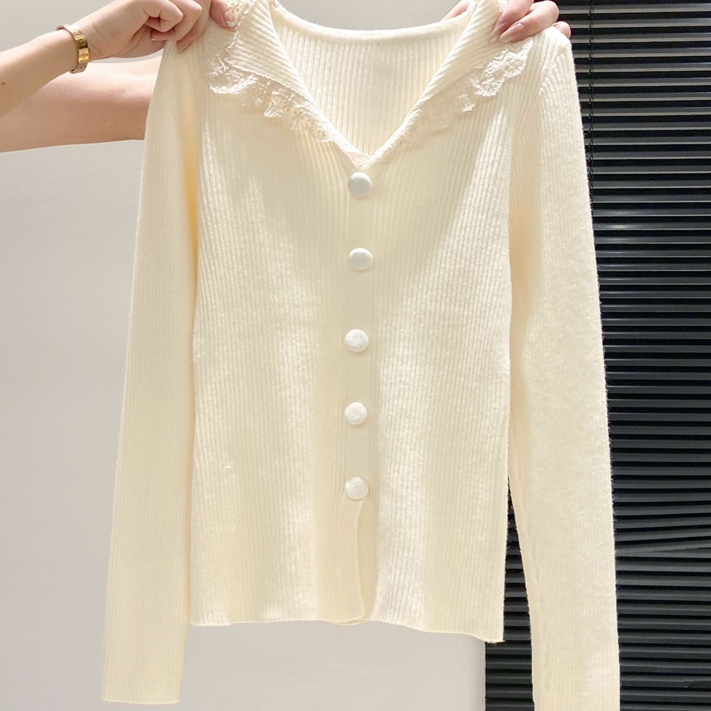 Spitzenkragen Strickpullover