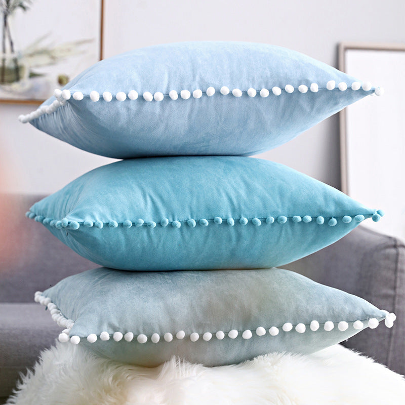 Sofa Kissen mit verspielten Bommeln – Bild 7 | LuxeStyle