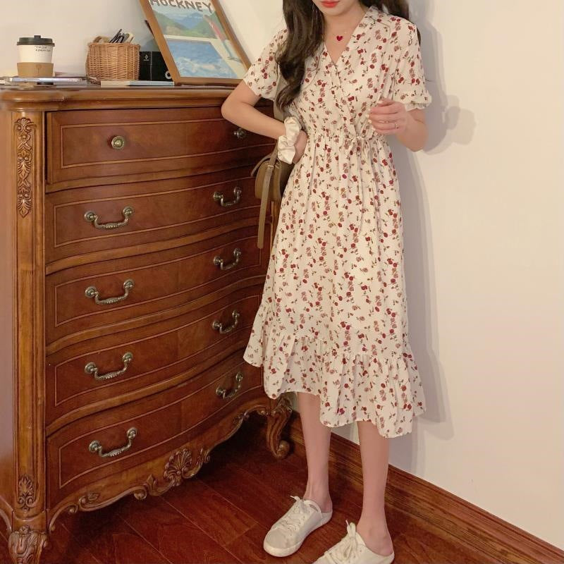 Geblümtes Chiffonkleid mit Taillenschnürung