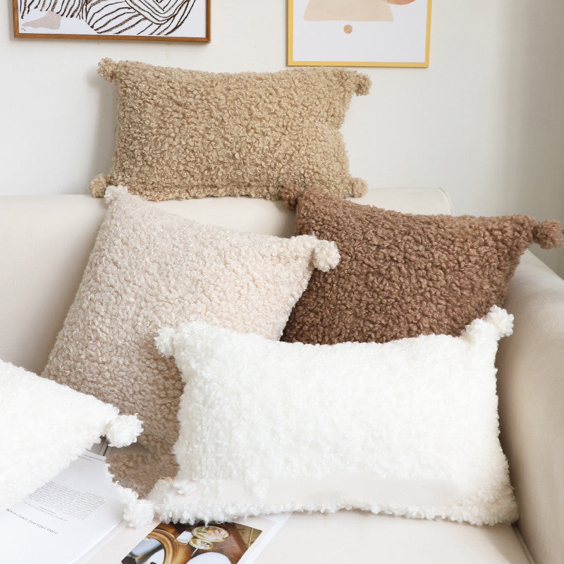 Kuscheliges Zierkissen mit Plüschbällen – Bild 8 | LuxeStyle