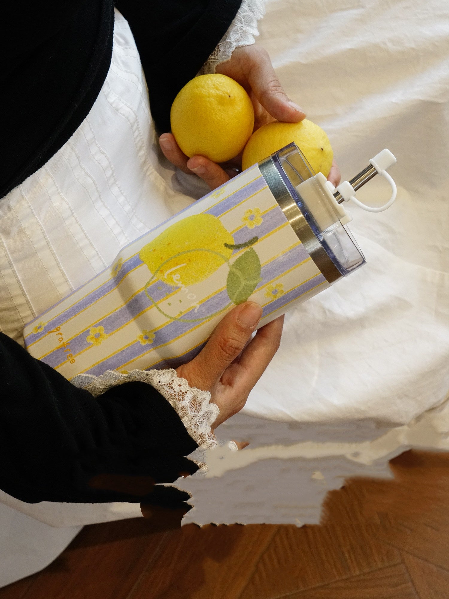 Zitronenbecher mit Strohhalm