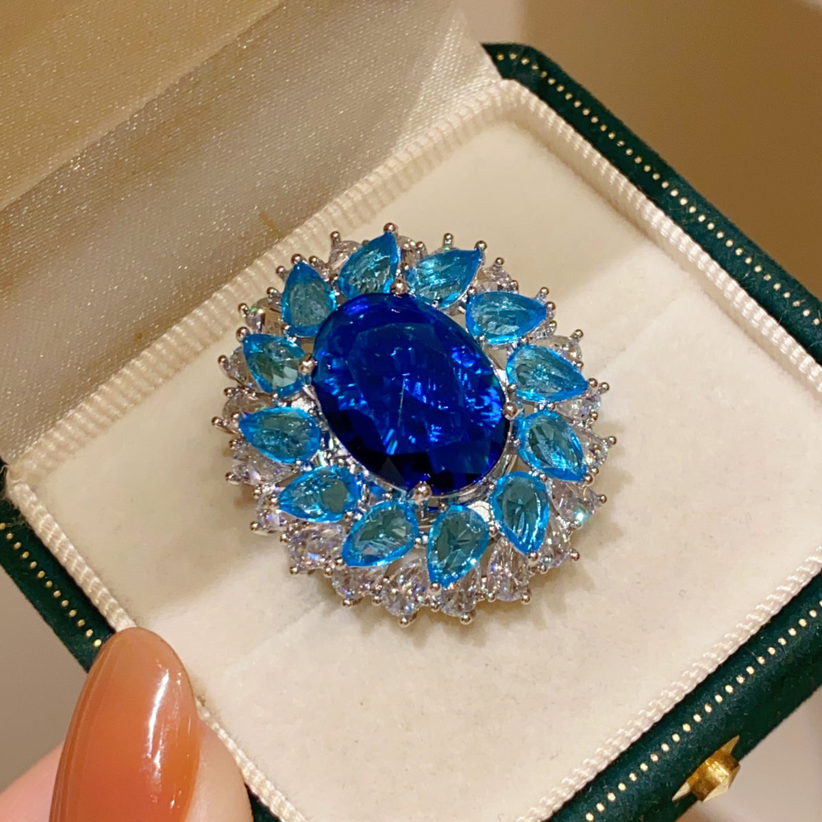 Diamantbesetzte Brosche in geometrischer Form – Bild 3 | LuxeStyle