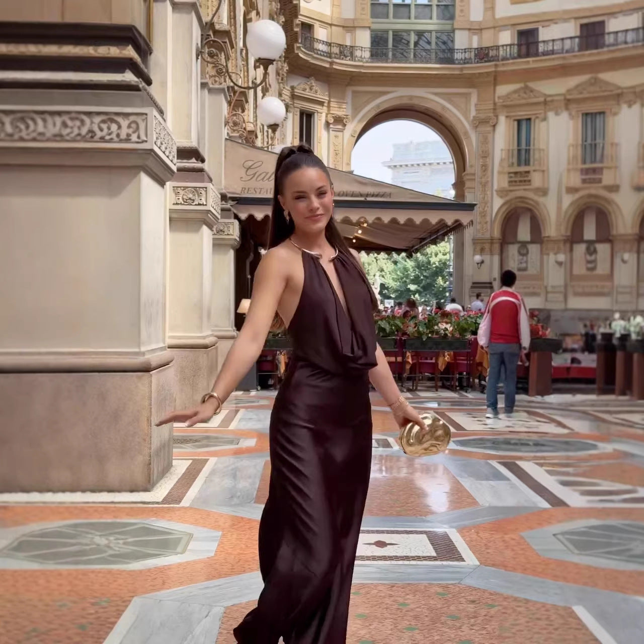 Satin-Maxikleid mit Neckholder und Rückenausschnitt