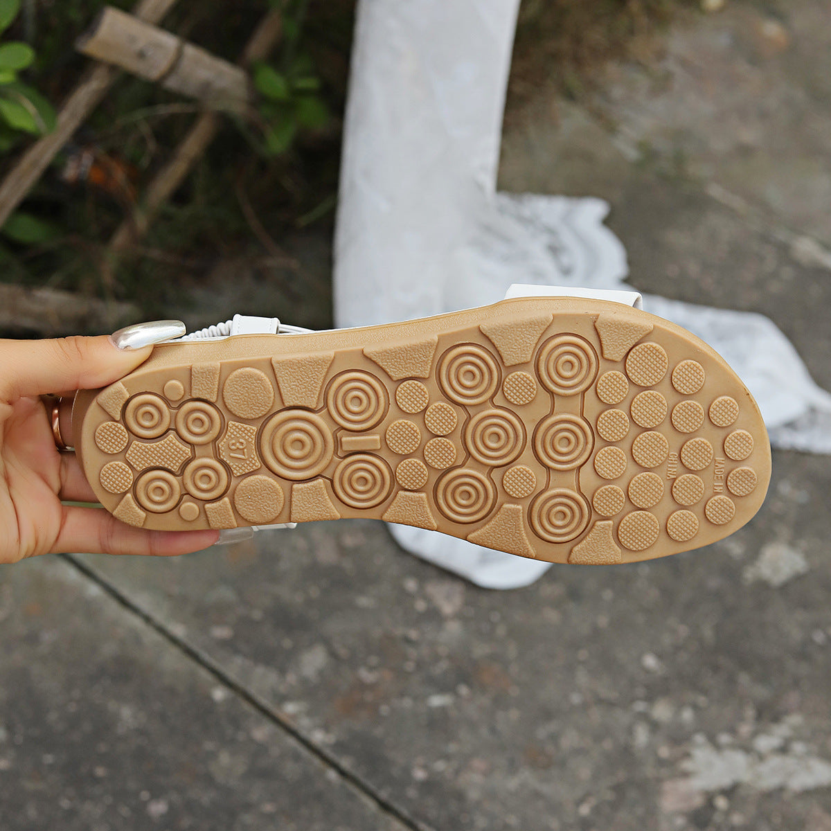 Sandalen mit Perlen-Schmetterling – Bild 1 | LuxeStyle