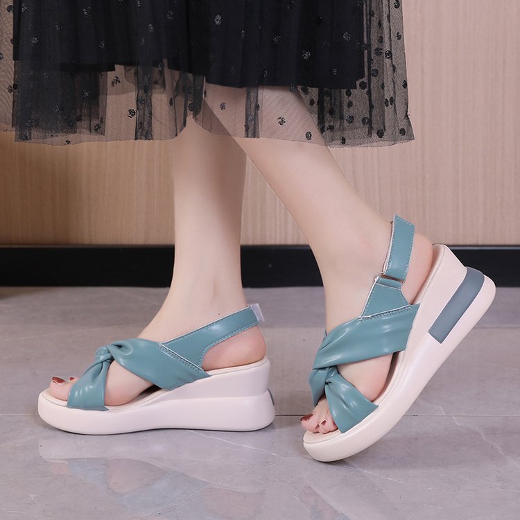 Keile Sandalen mit überkreuzten Riemen – Bild 7 | LuxeStyle