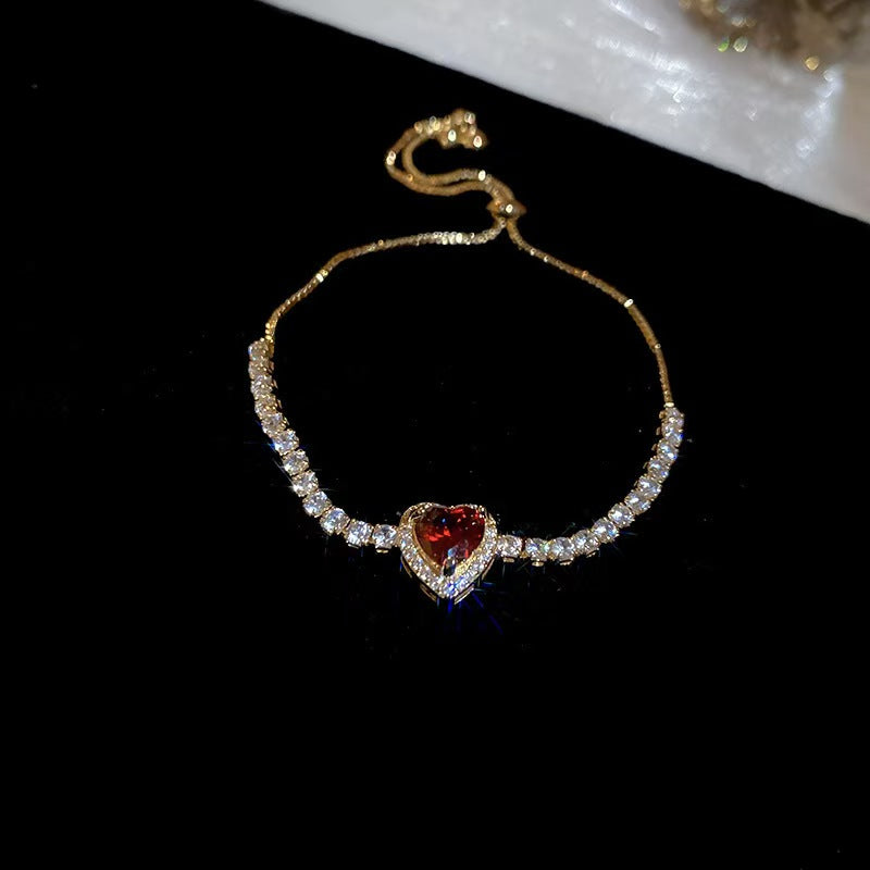 Exquisites Zirkonia Herz Armreif im Western-Stil
