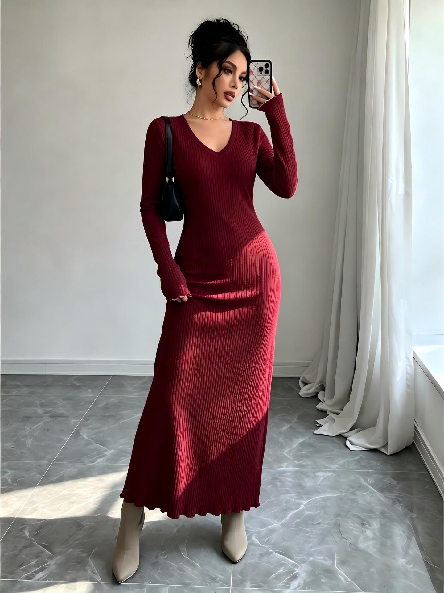 Geripptes Strickkleid mit V-Ausschnitt