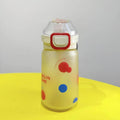 Portabler Plastikbecher mit dichtem Strohhalm