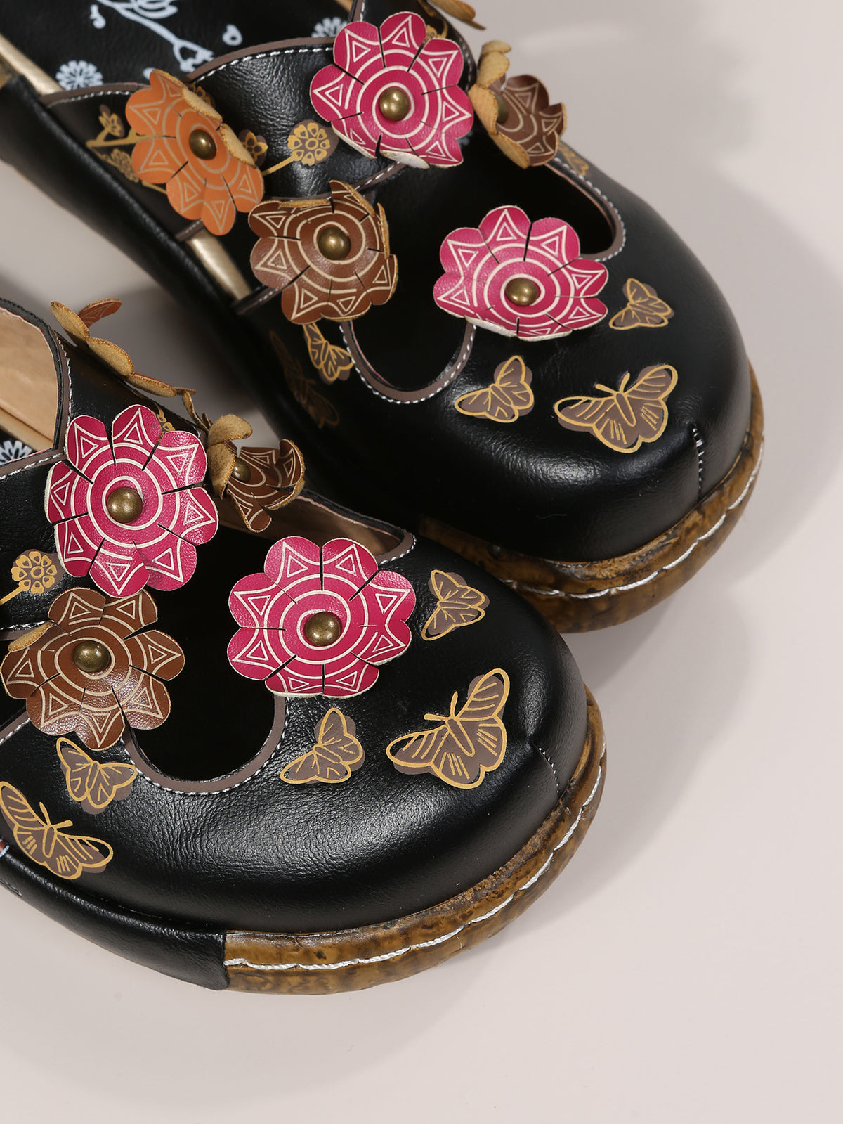 Sandalen mit rundem Zeh und Pflaumen-Totem – Bild 7 | LuxeStyle