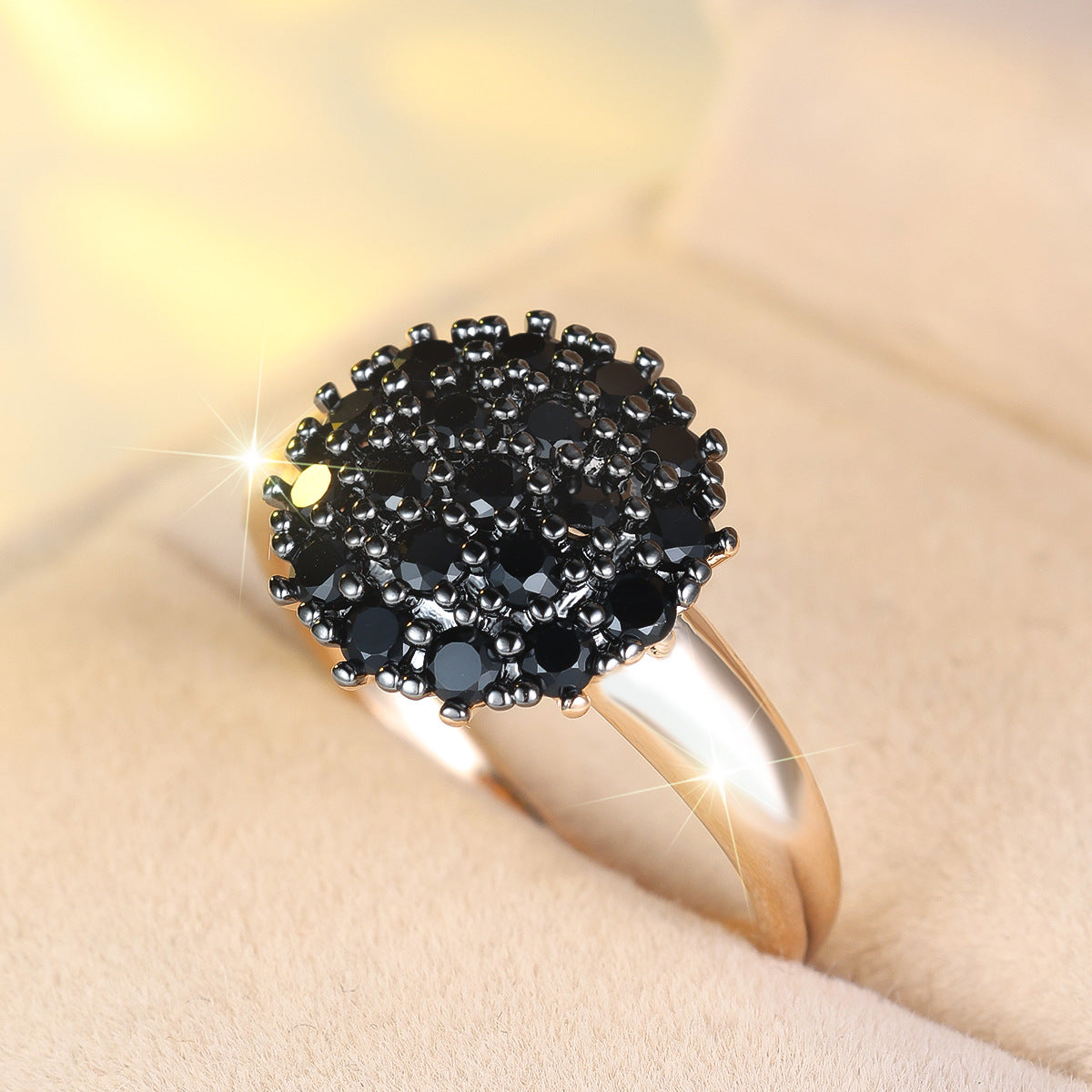 Funkelnder Bicolor-Blumenring mit Zirkonia