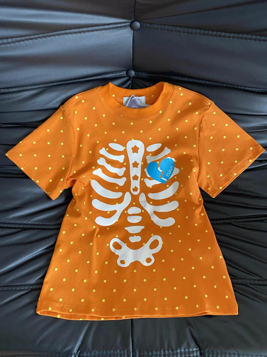 Kurzarm-Shirt mit Totenkopf-Print und Tupfen