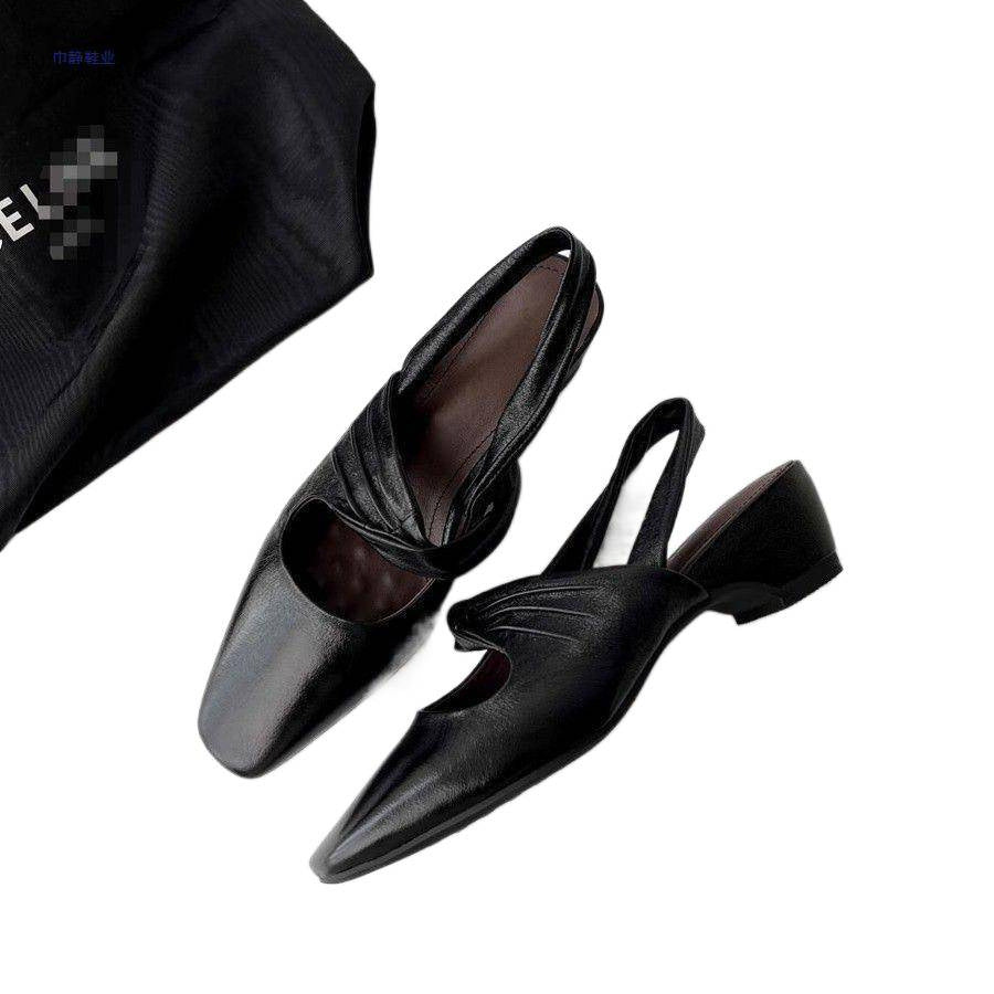 Retro Pumps mit Chunky Heel und V-Ausschnitt