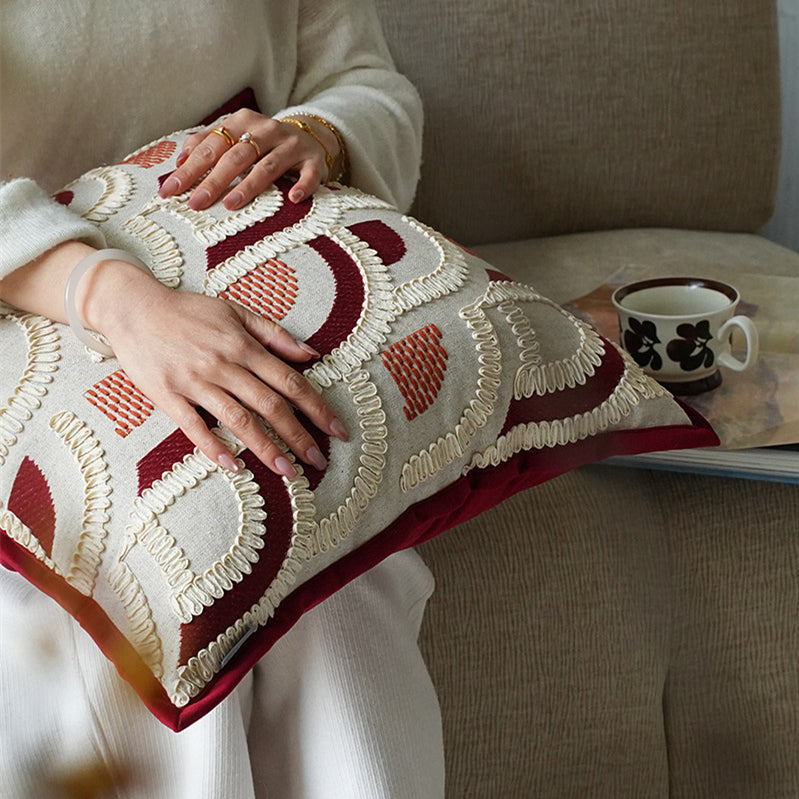 Wabi‑Sabi‑Kissen mit rotem Jacquard‑Stichwerk – Bild 5 | LuxeStyle
