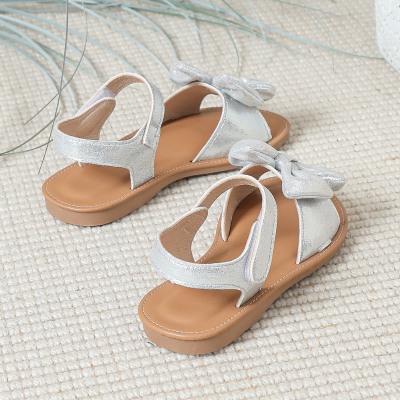 Silberne Baby- und Kinderschuhe mit Schleife