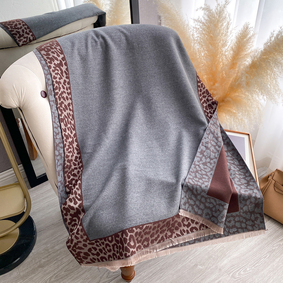 Leopardprint-Schal aus Kunstkaschmir – Bild 2 | LuxeStyle