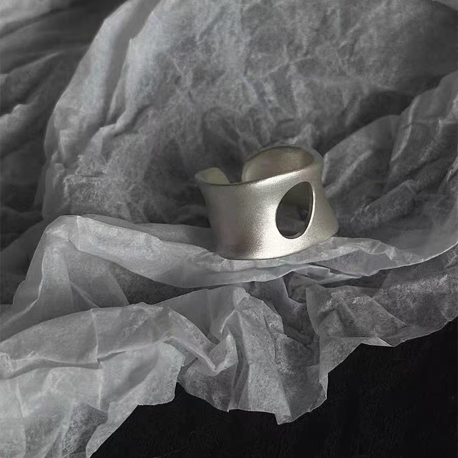 Breiter, matter Ring mit unregelmässiger Form – Bild 5 | LuxeStyle