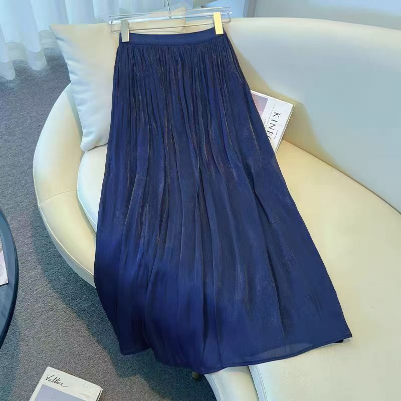 Ausgestelltes Sommerkleid mit hoher Taille