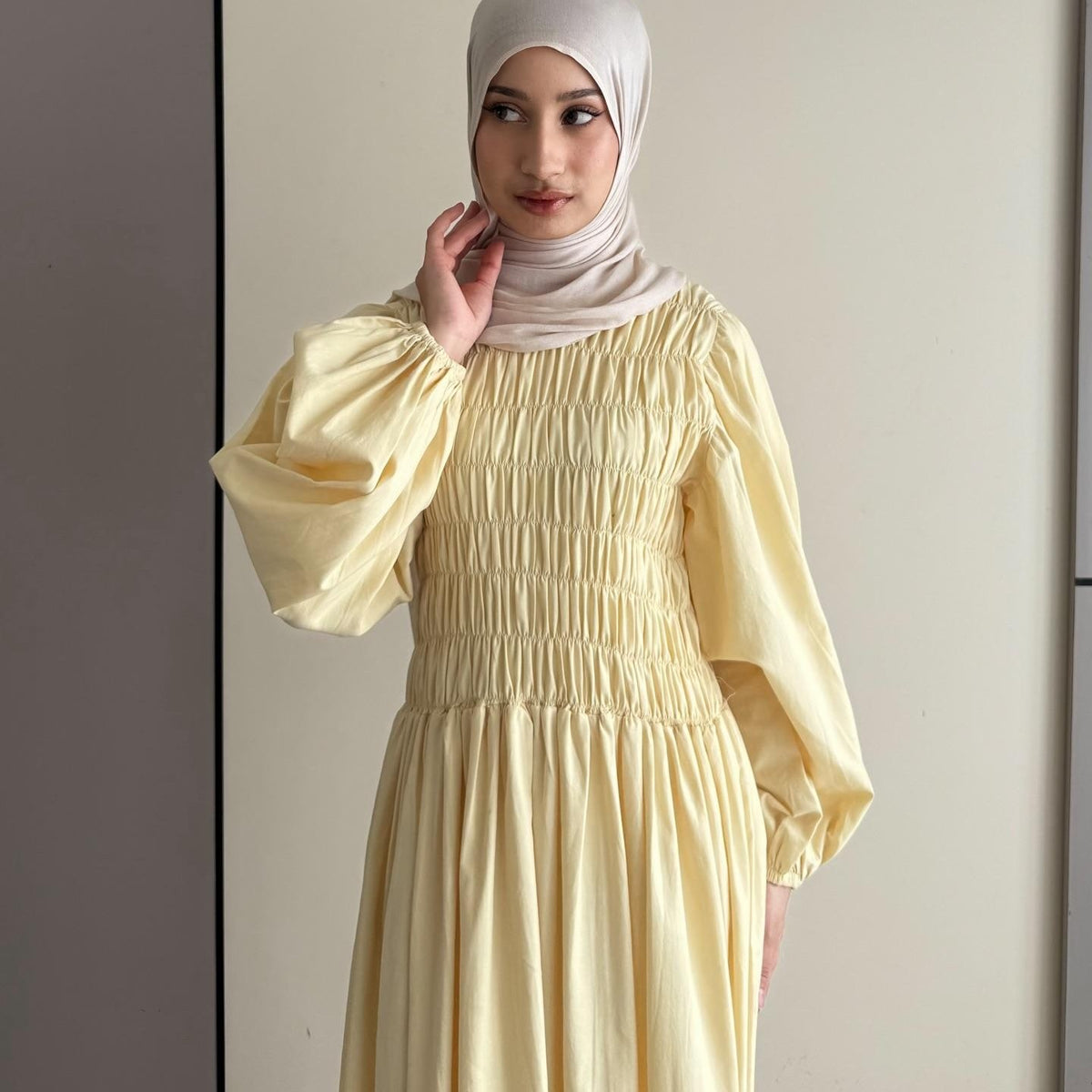 Plissiertes Maxikleid mit Laternenärmeln – Bild 2 | LuxeStyle