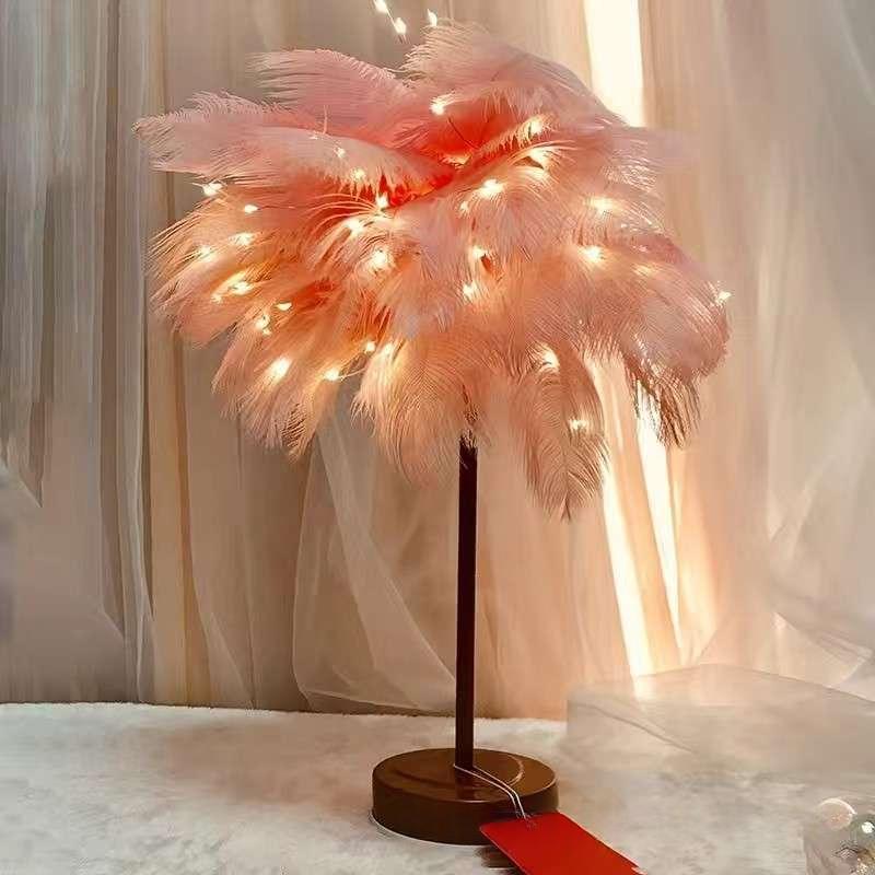 Feather-Lampe mit 80 goldenen Federn – Bild 3 | LuxeStyle