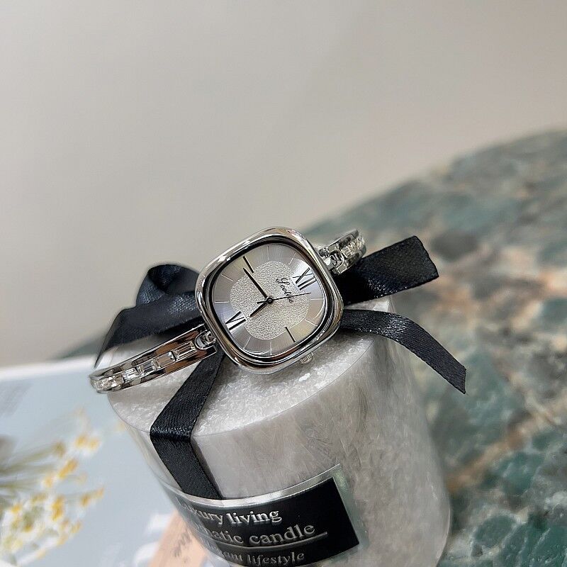Personalisierbare Armbanduhr für Damen – Bild 3 | LuxeStyle