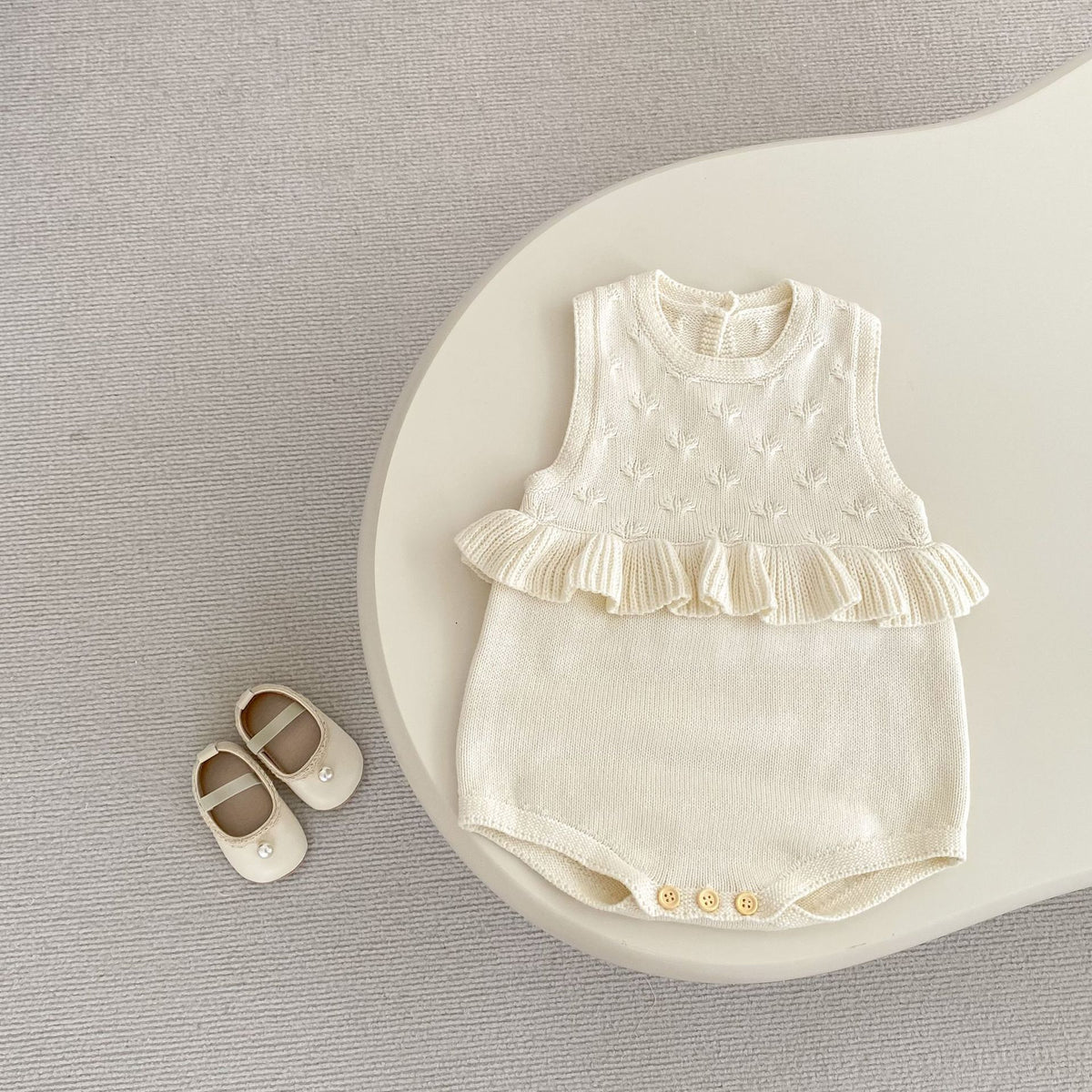 Baby Strampler mit Rüschen – ärmellos – Bild 2 | LuxeStyle