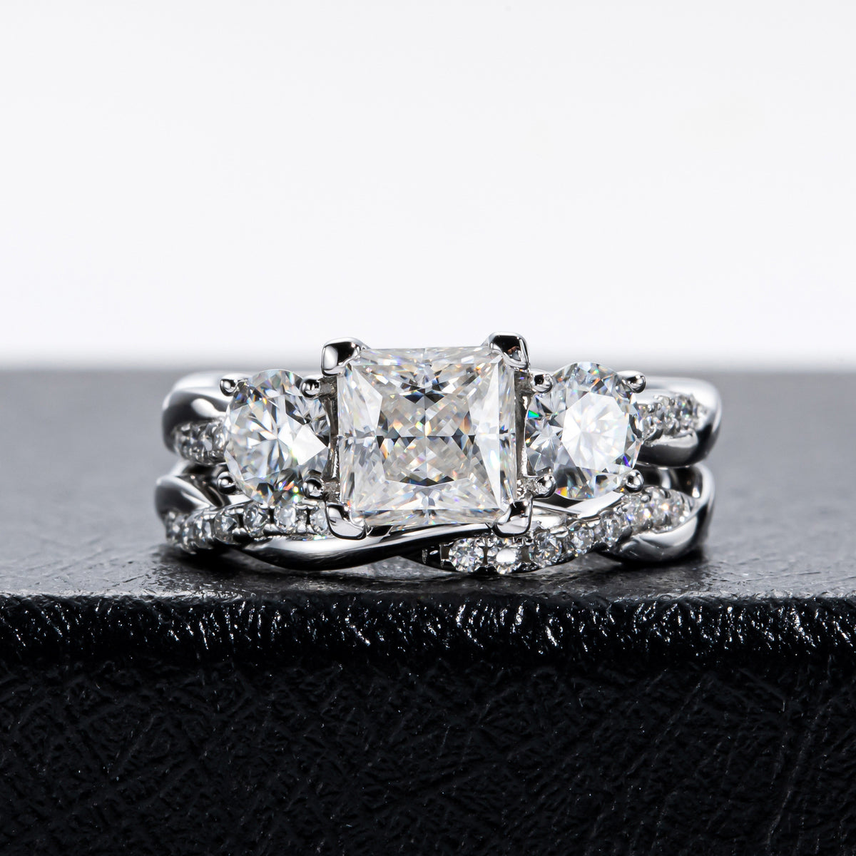 Verdrehter Ring mit Steinbesatz – Bild 2 | LuxeStyle