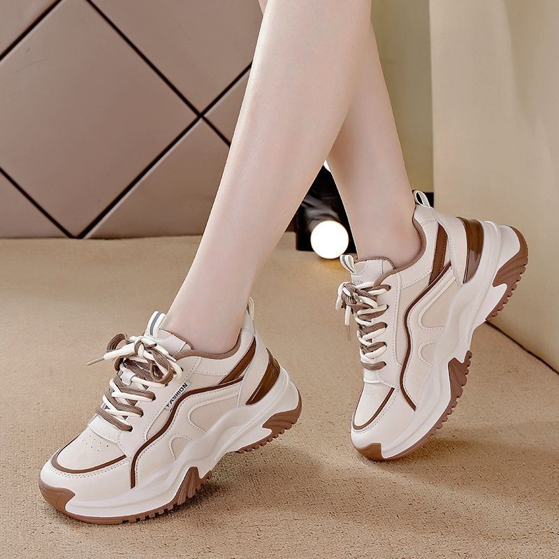 Leichte Freizeitschuhe mit dicker Sohle