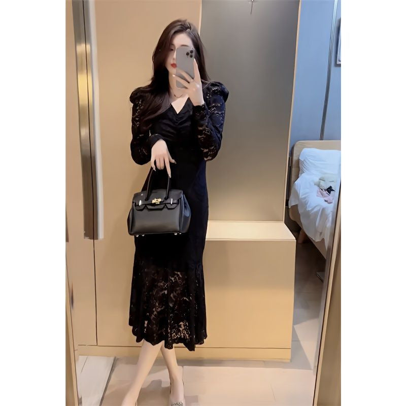 Elegantes schwarzes Spitzenkleid mit V-Ausschnitt