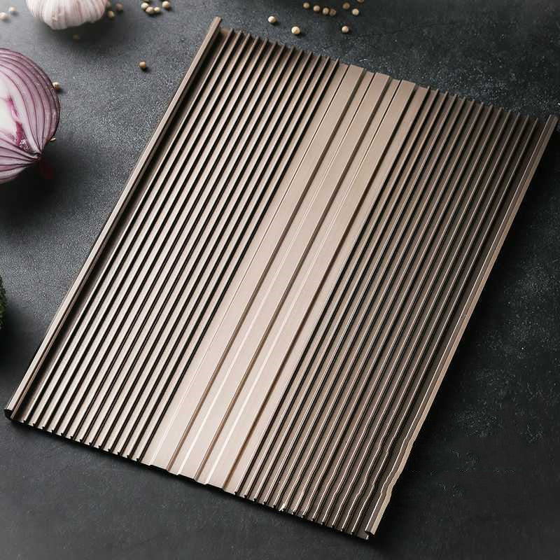 Goldene Aufstellplatte aus Edelstahl – Bild 5 | LuxeStyle