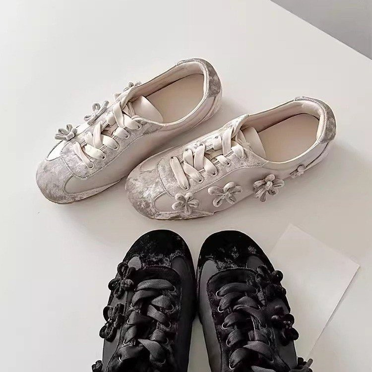 Französischer Samt-Sneaker mit Schnürung