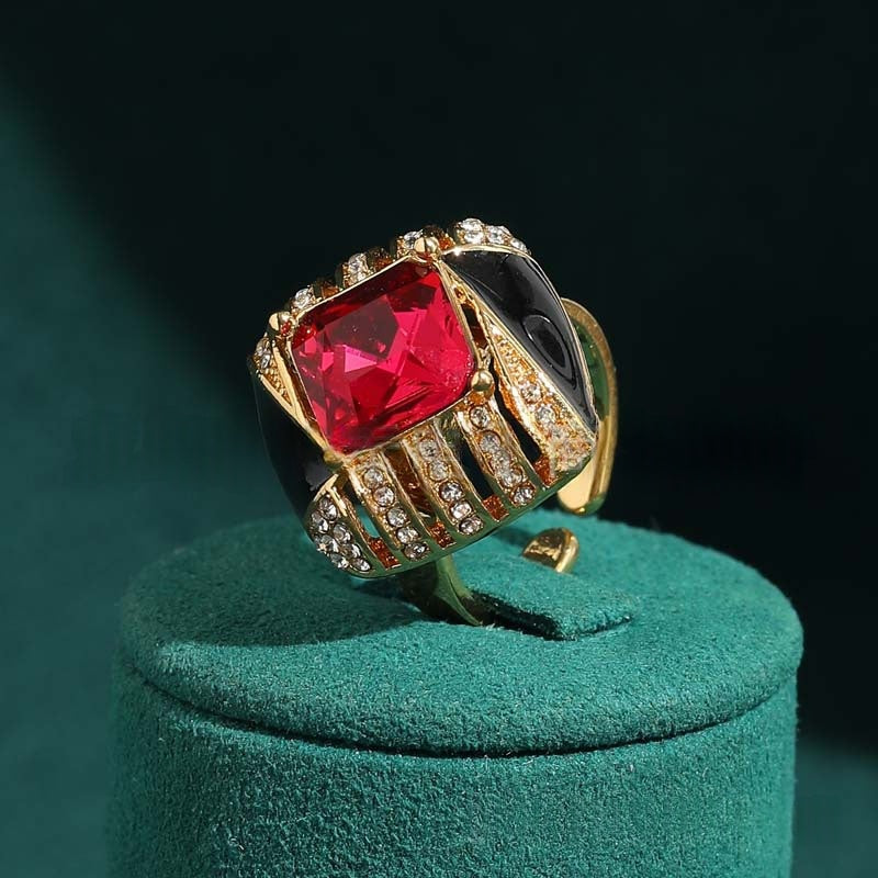 Vintage-Ring mit rotem Kristall und Achat
