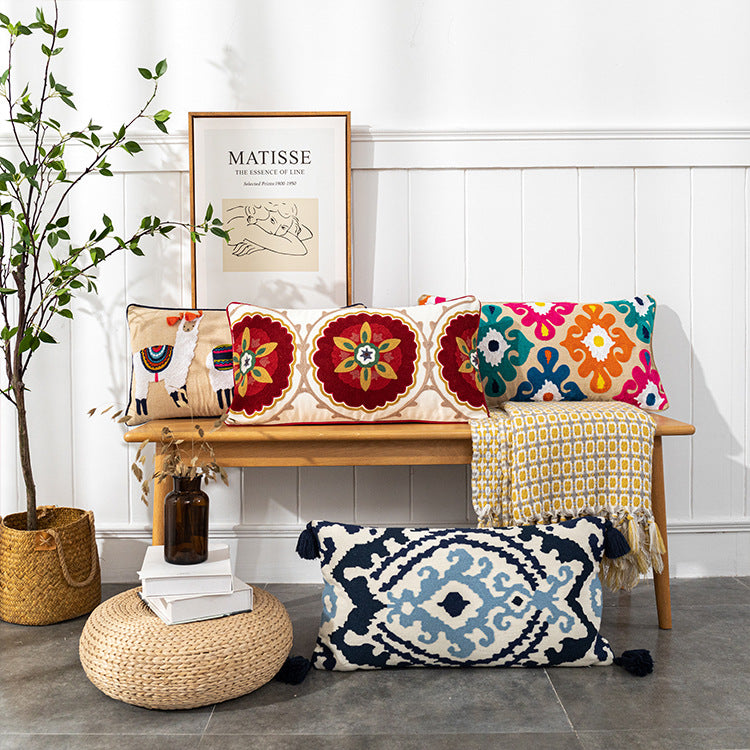 Boho Kissenhülle mit Stickerei und Quasten