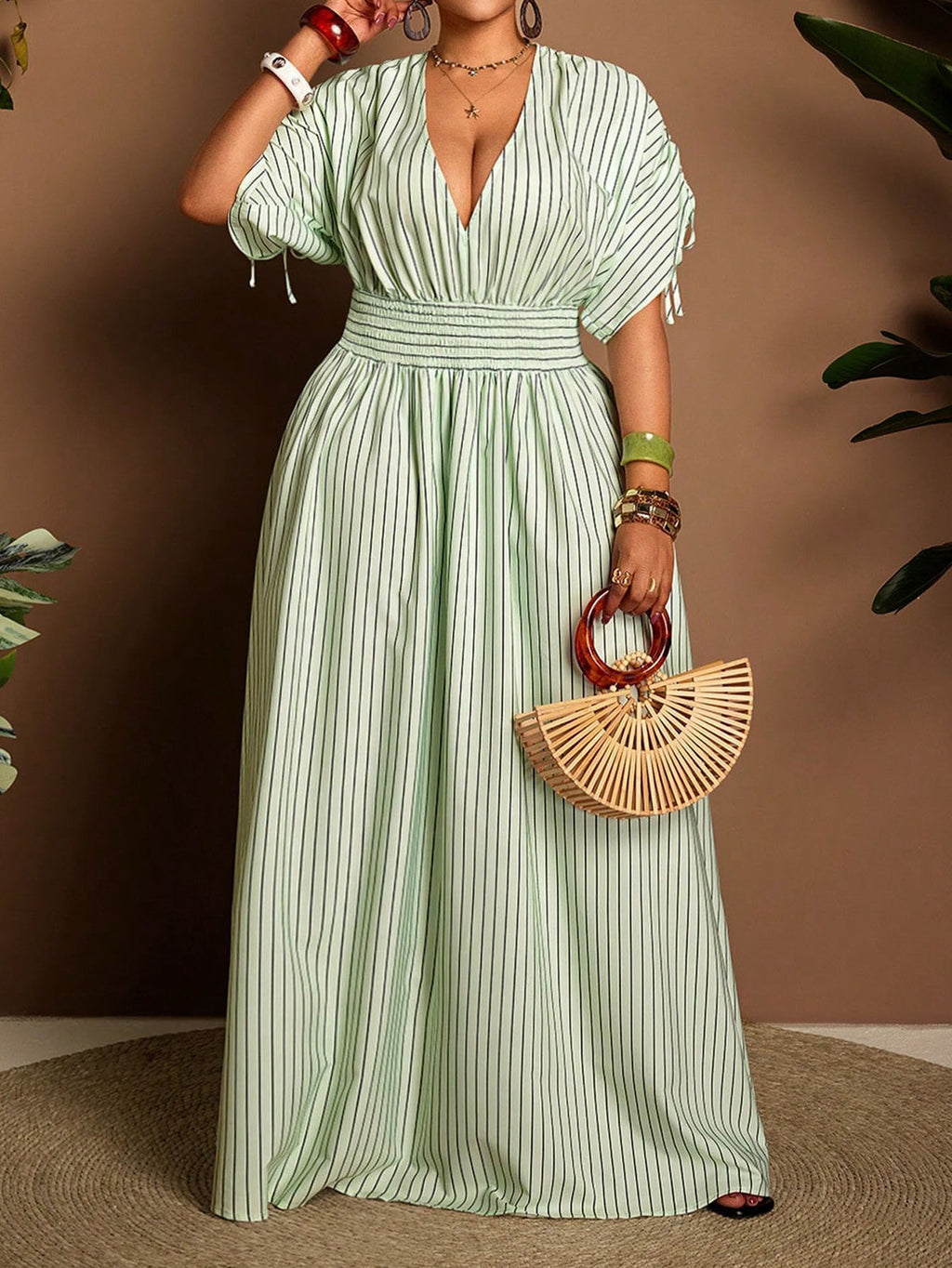 Elegantes gestreiftes V-Neck A-Linien-Kleid