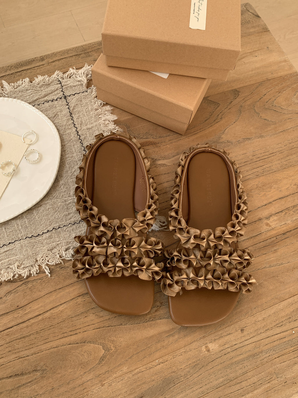 Französische Sandalen mit eckiger Spitze