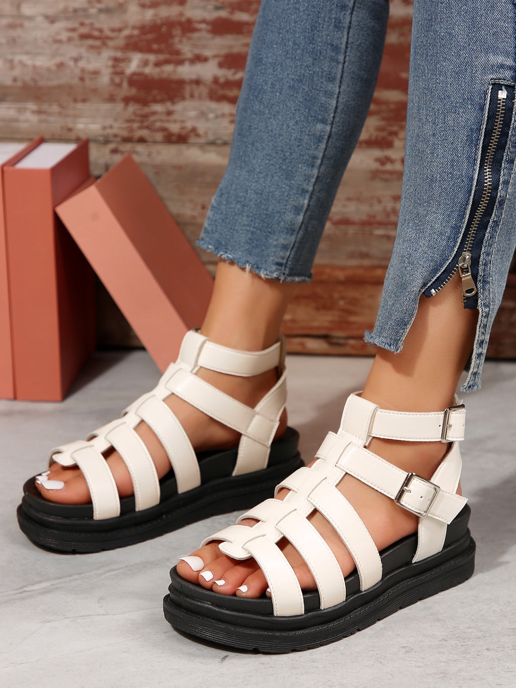 Plateau-Sandalen mit Riemchenschnalle – Bild 2 | LuxeStyle
