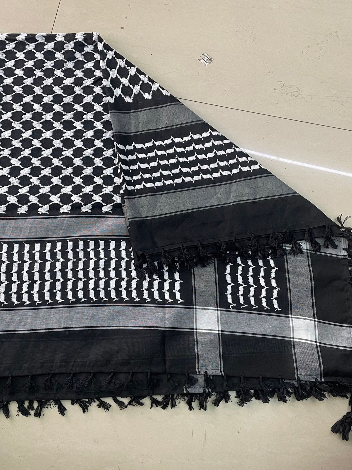 Kopftuch mit geometrischem Muster – Bild 3 | LuxeStyle