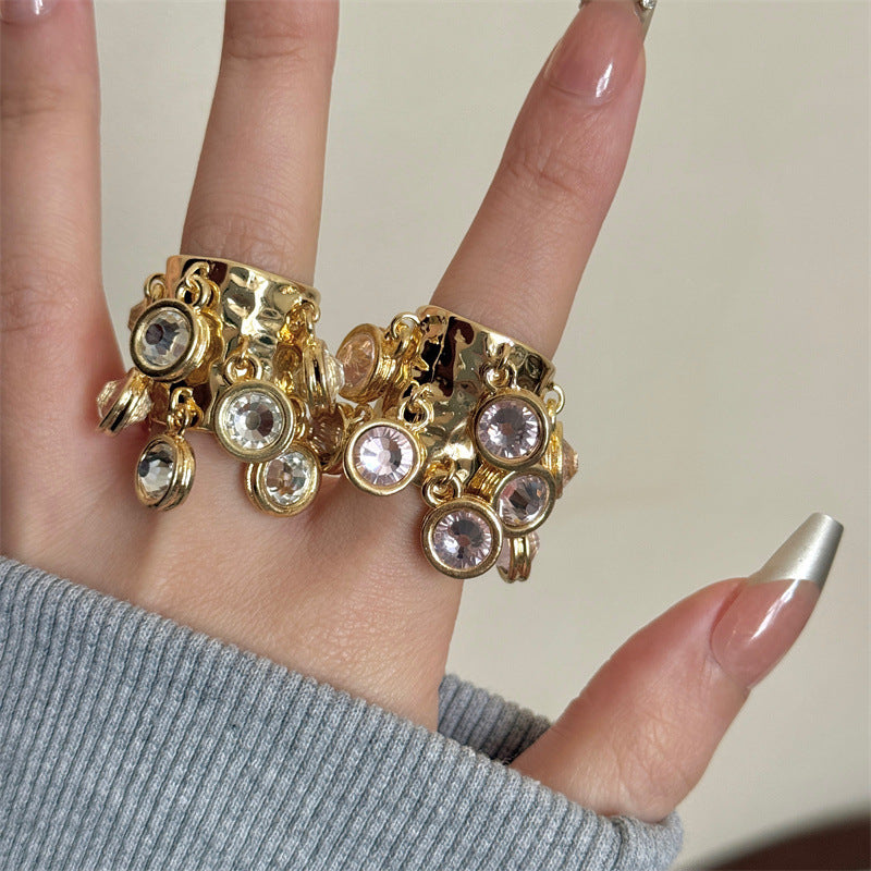 Funkelnder Vintage-Ring mit Strasskugel