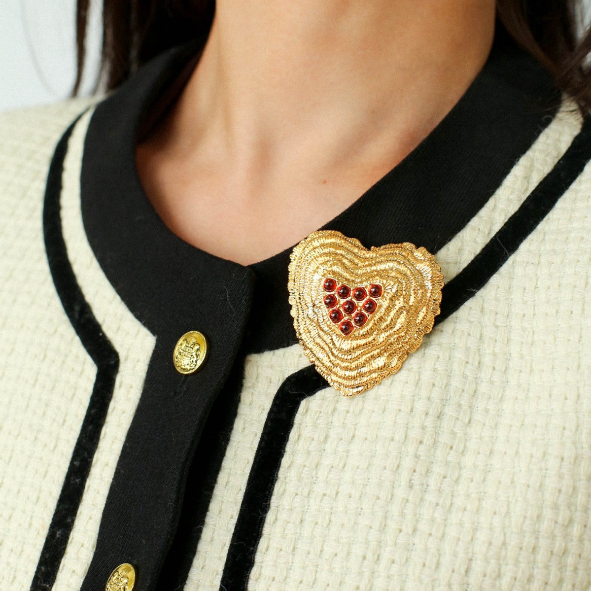 Herzförmige Rot-Agate-Brosche – Bild 6 | LuxeStyle