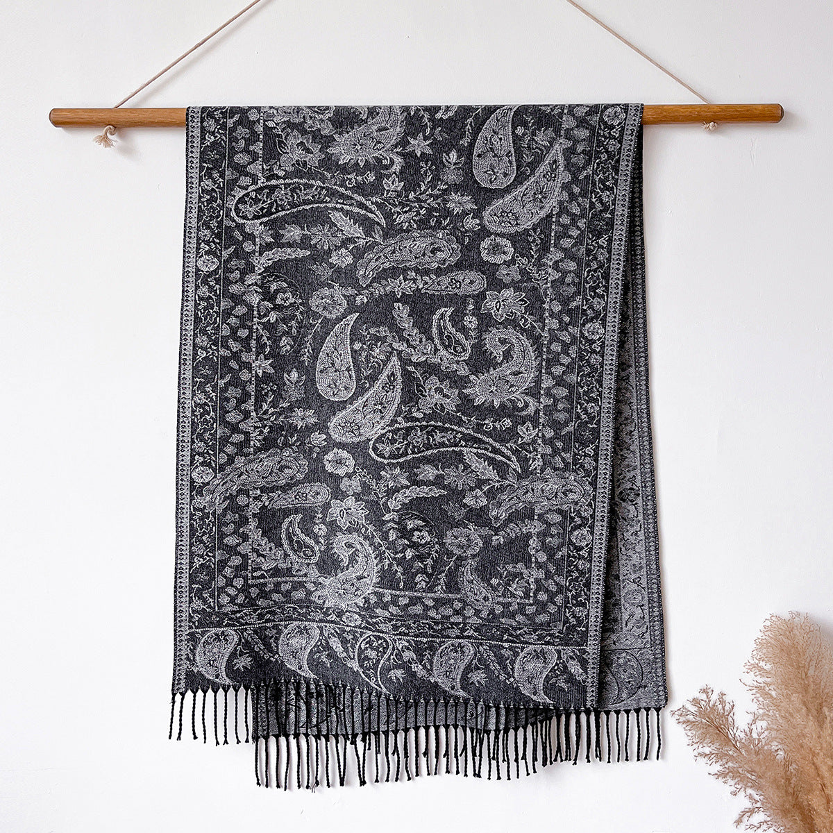 Warmer Jacquard-Poncho mit Quasten