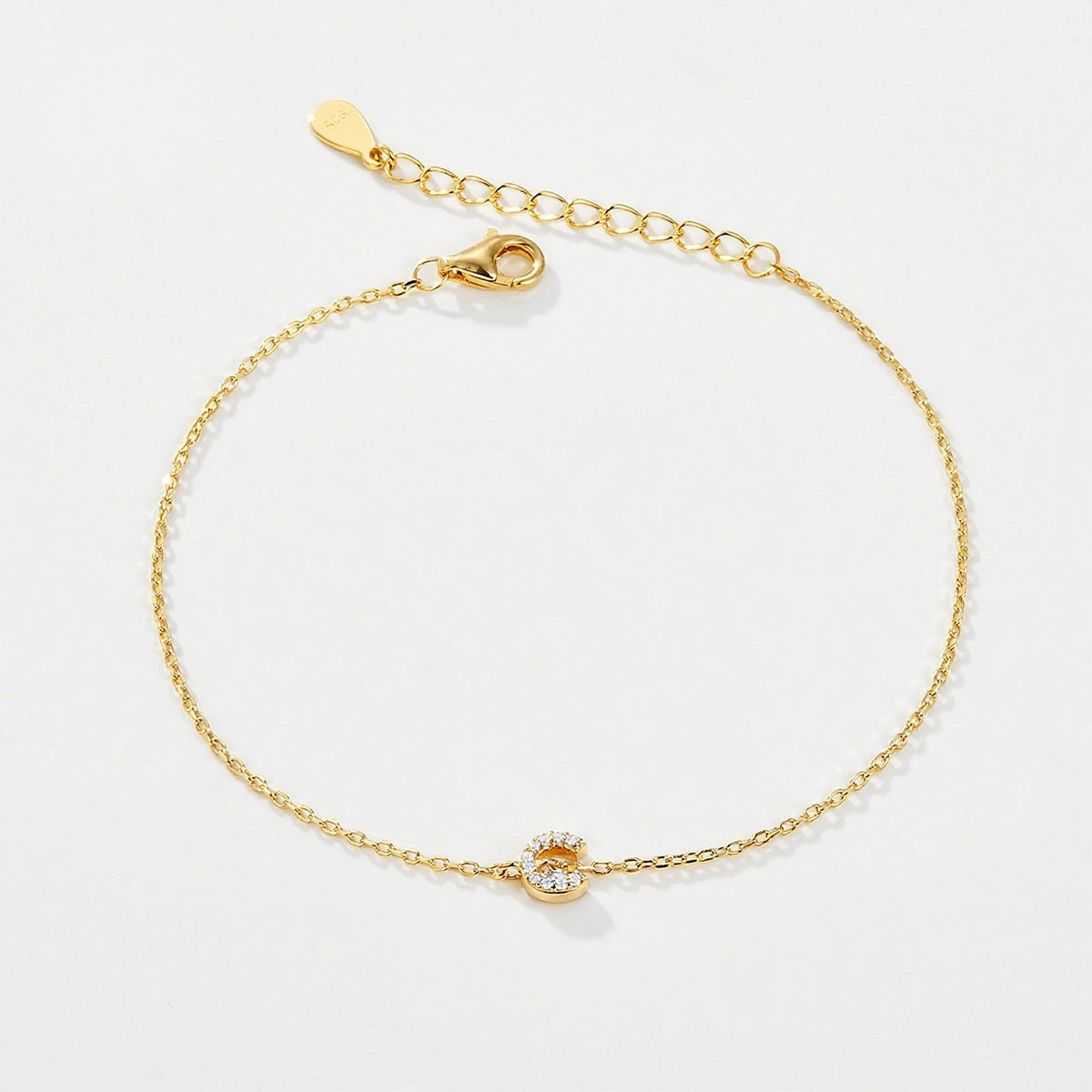 Zirkon-Armreif mit Buchstaben-Design – Bild 1 | LuxeStyle
