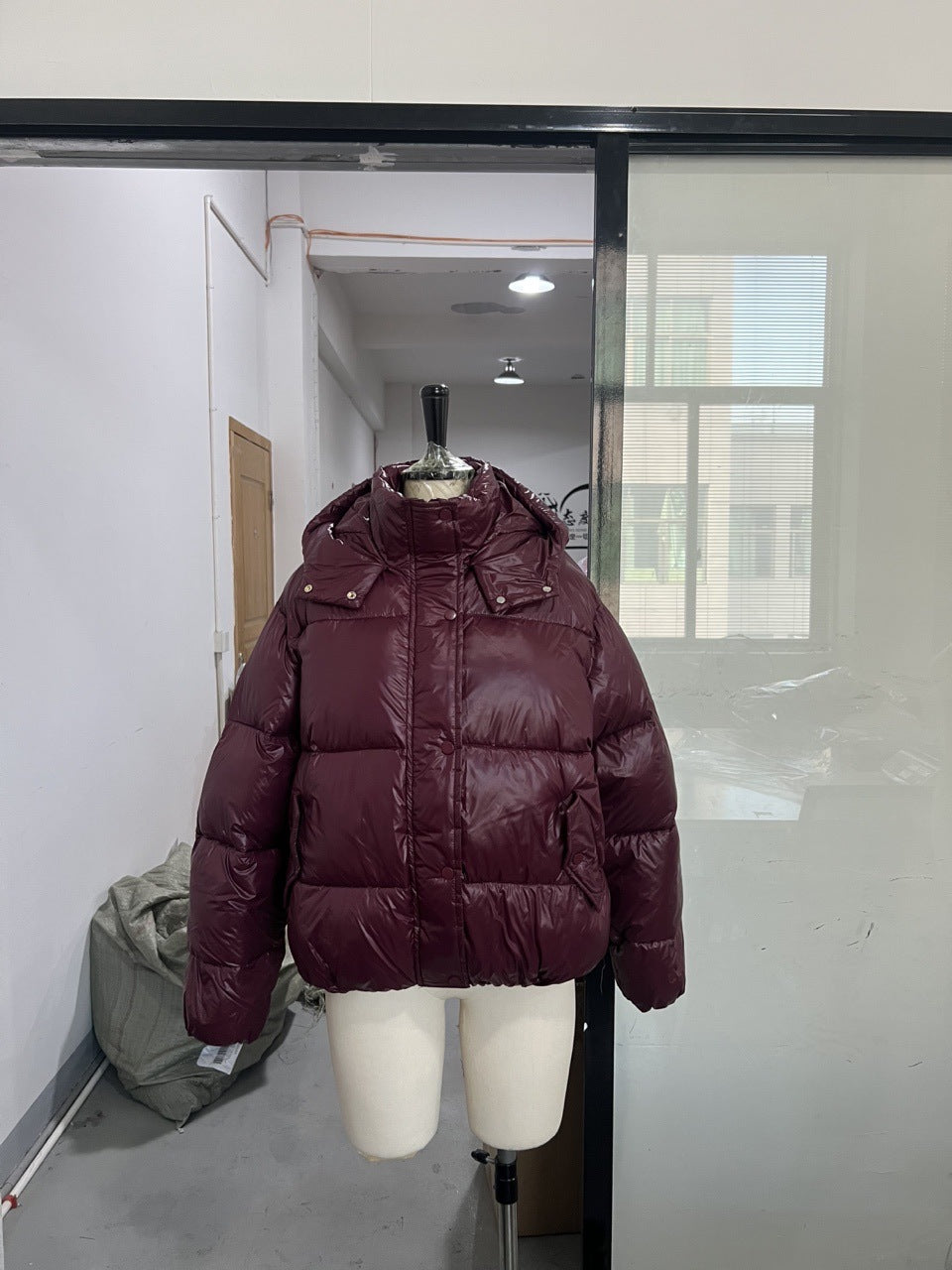 Gefütterte Kurzjacke mit Kapuze – Bild 8 | LuxeStyle