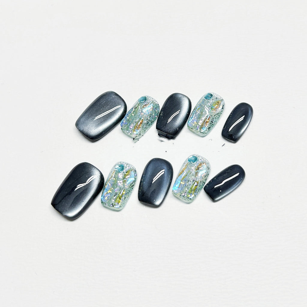 Dunkelblaues Katzenaugen-Design mit Strass