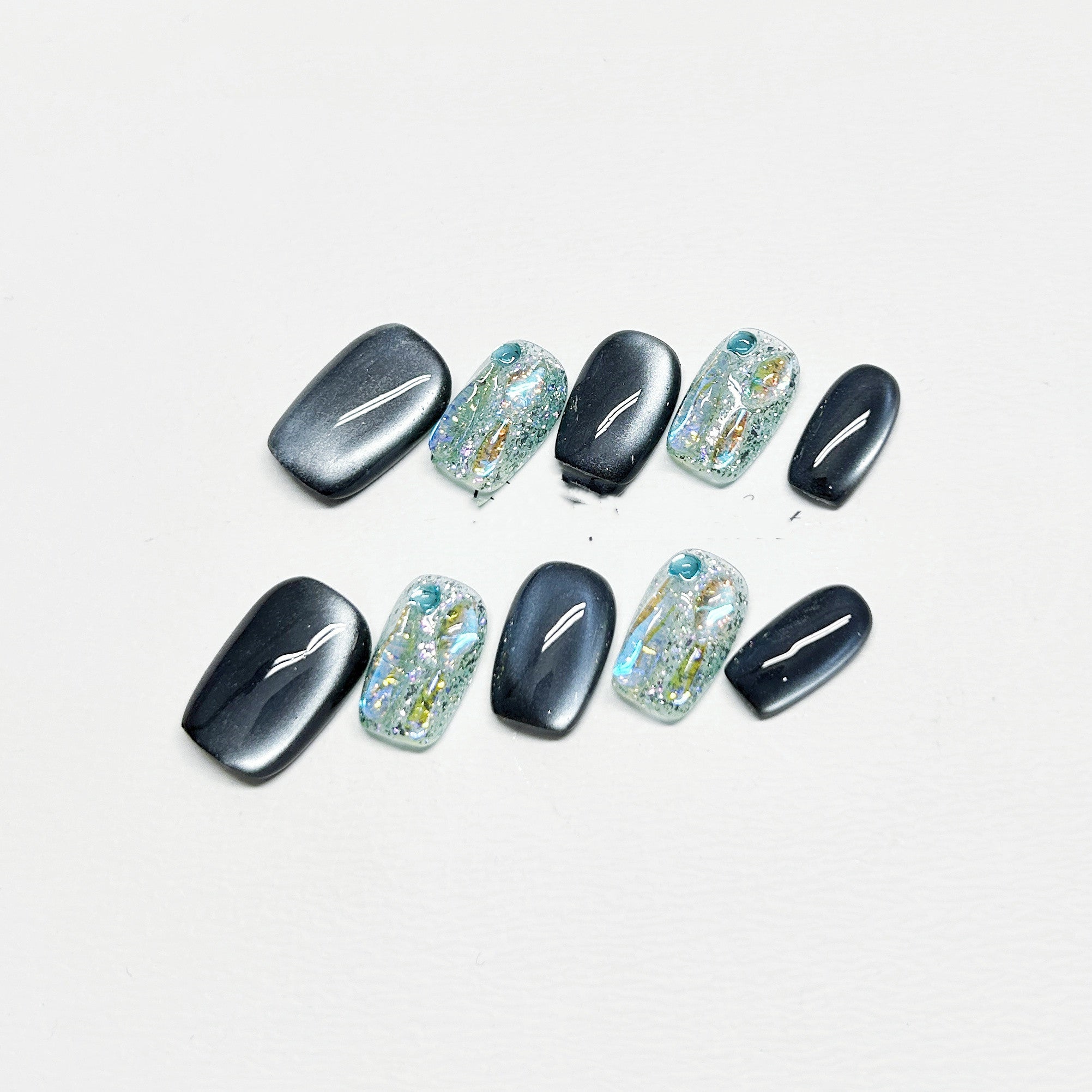 Dunkelblaues Katzenaugen-Design mit Strass