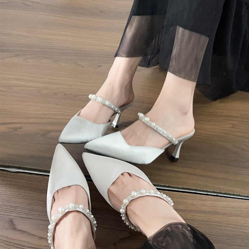 Elegante Satin-Sandalen mit spitzer Zehe