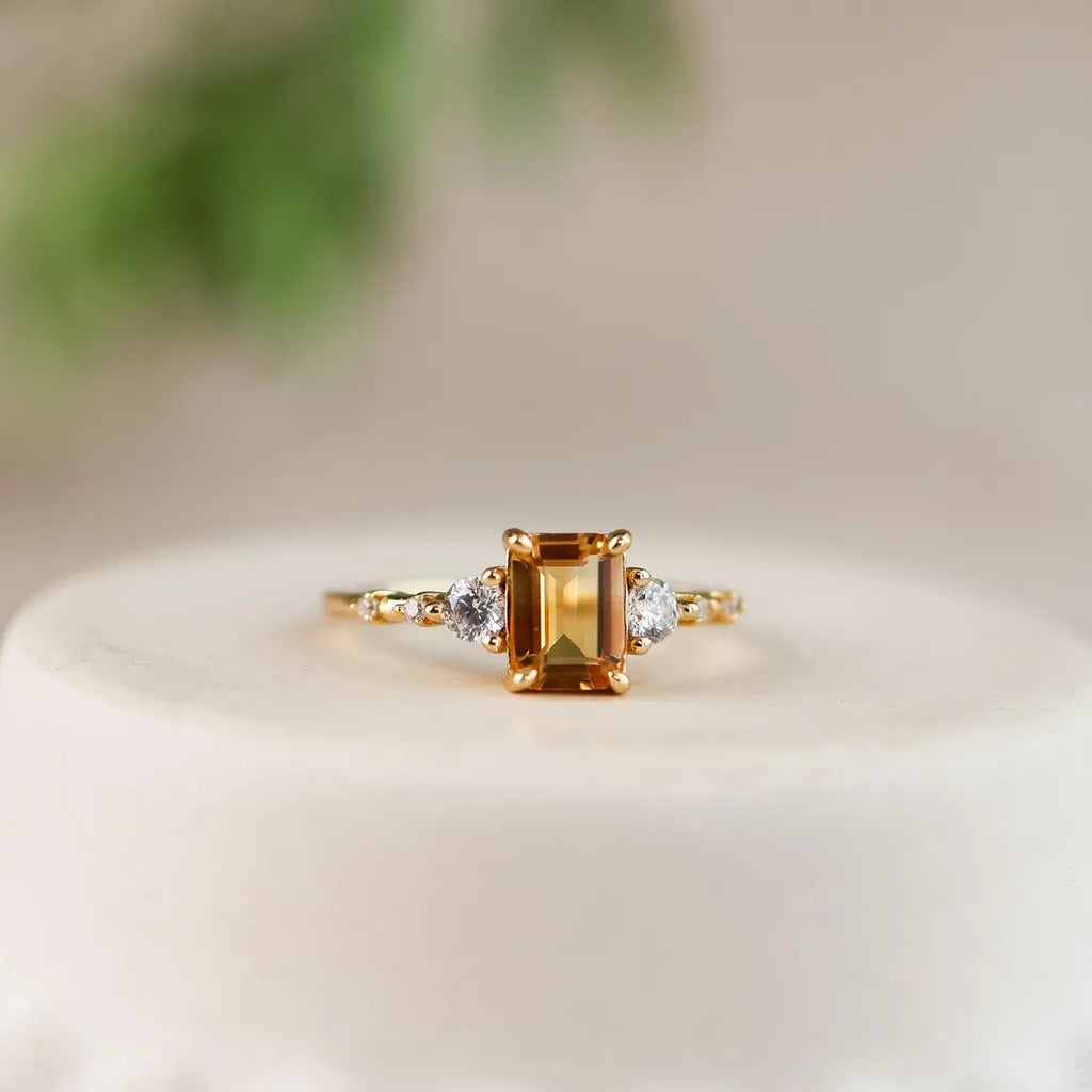 Eleganter Ring mit gelbem Diamant-Effekt